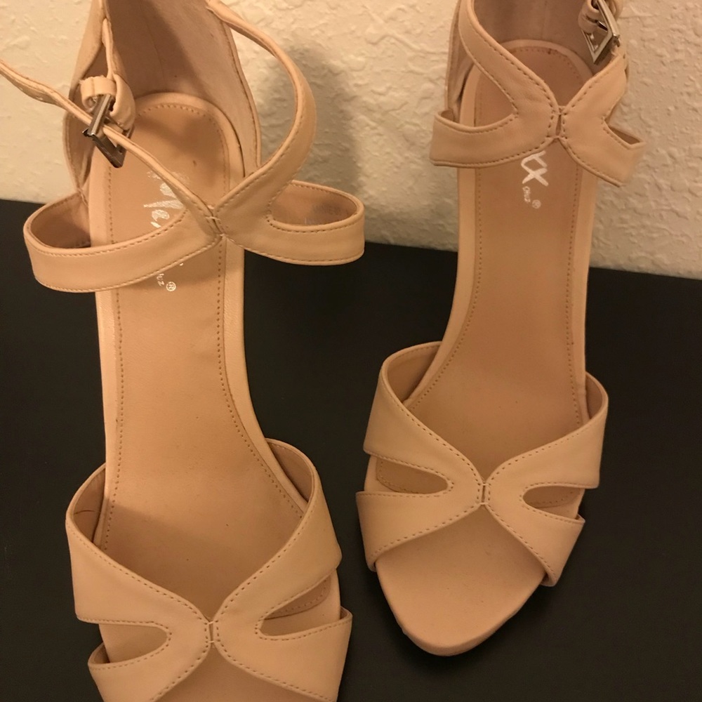 Beige pumps. - Picture 3 of 5